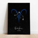 Tablou cu semnul zodiacal Berbec pe un fundal cu stele, ramă neagră.
