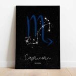 Tablou cu semnul zodiacal Capricorn pe un fundal cu stele, ramă neagră.