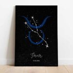 Tablou cu semnul zodiacal Taur pe un fundal cu stele, ramă neagră.