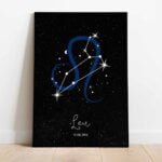 Tablou cu semnul zodiacal Leu pe un fundal cu stele, ramă neagră.