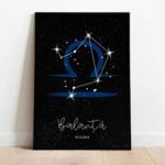Tablou cu semnul zodiacal Balanță pe un fundal cu stele, ramă neagră.