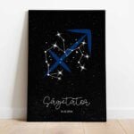 Tablou cu semnul zodiacal Săgetător pe un fundal cu stele, ramă neagră.