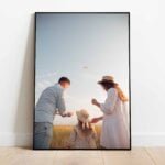 Tablou o fotografie cu o familie într-un câmp, ramă neagră.