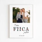 Tablou cu o fotografie cu două femei, încadrată într-o formă dreptunghiulară, textul "Pentru FIICA perfectă" și o dată, ramă albă.