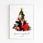 Tablou de Crăciun cu o fotografie a unui cuplu, încadrată într-o formă de brad, numele lor și un text, ramă albă.